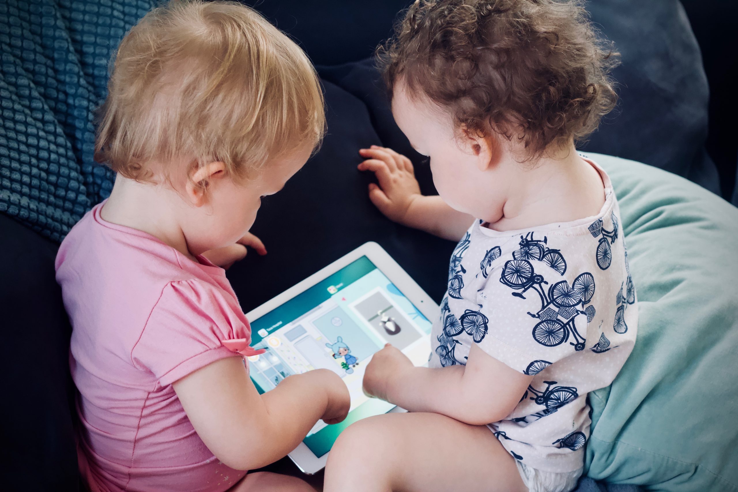 enfants avec tablette